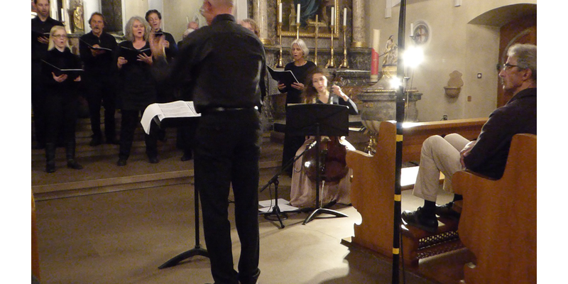 Sara Oster, Cellistin während des Konzertes "Die Ros ist ohn Warum"